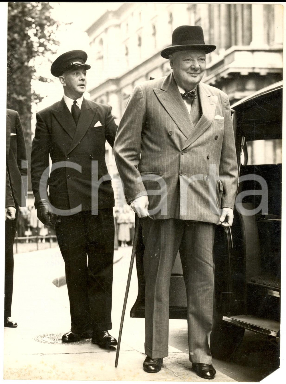 1955 LONDON Winston CHURCHILL back to Downing Street - Photo 15x20 cm Fotografia d'epoca, con didascalia coeva al verso. CONDIZIONI: fair (piccola mancanza all'angolo inferiore destro) FORMATO: 15x20 cm    originale e autentica 1