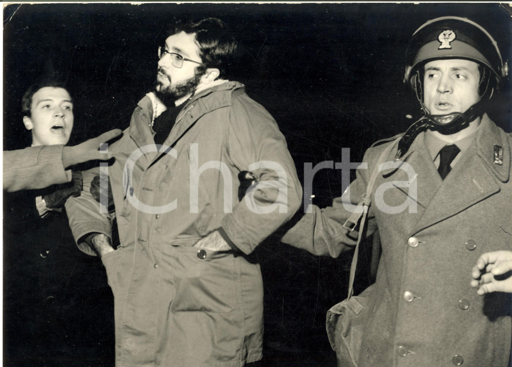 1969 MILANO ANNI DI PIOMBO Studente arrestato dalla polizia - Foto 30x21 cm