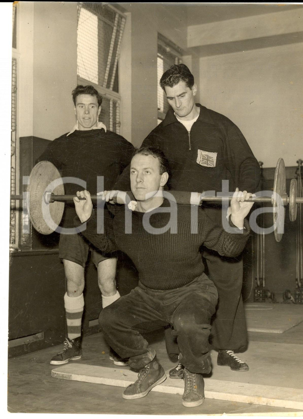 Fotografia d epoca originale 1956 LONDON Bill DICKSON having a weightlifting training under Bill WATSON 1