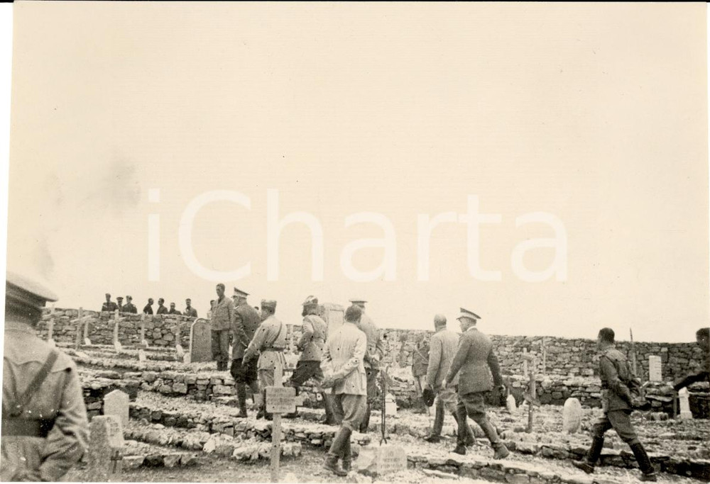 Fotografia d epoca originale 1939 GRANDI MANOVRE Ufficiali visitano un cimitero di guerra Fotografia 1