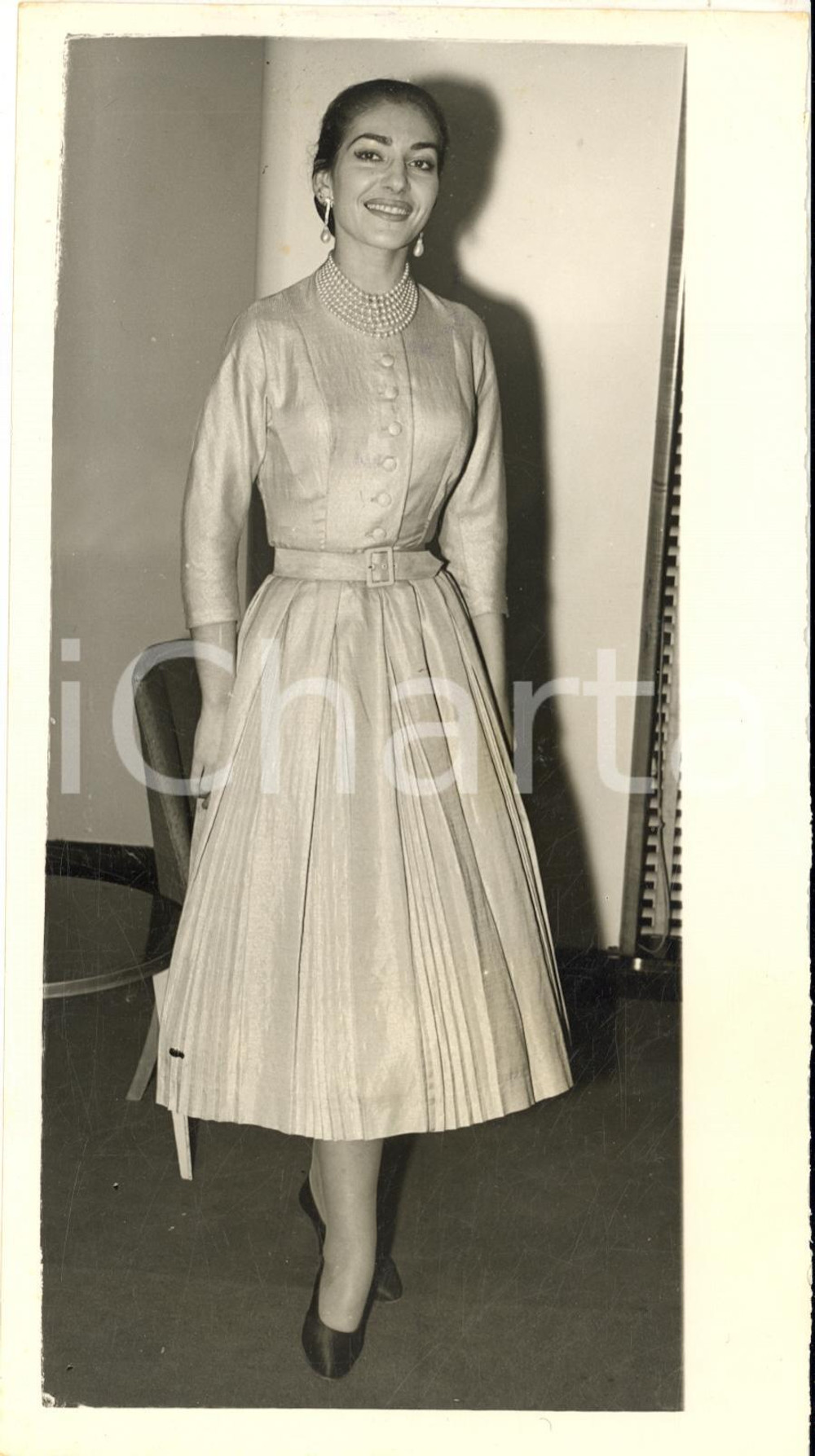 1957 LONDON Maria CALLAS at her hotel ready to "Norma" at the Royal Opera House