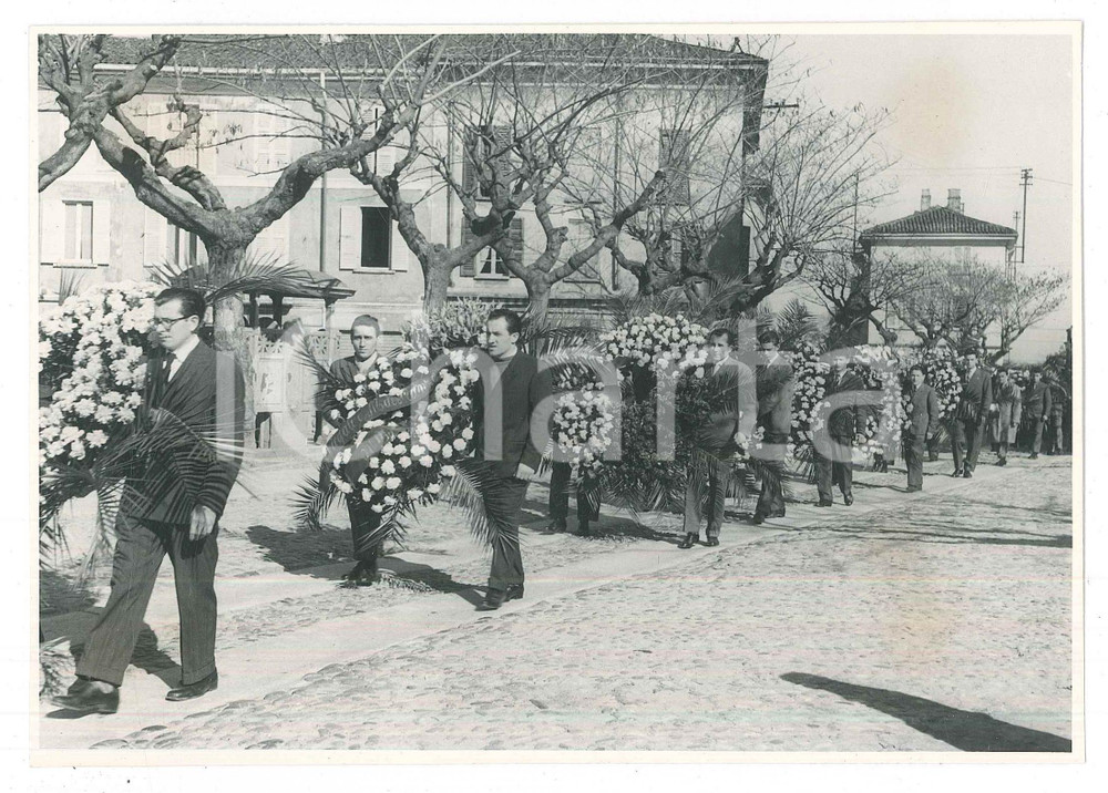 Fotografia d epoca originale 1950 ca STRADELLA Piazza Vittorio Veneto  Corteo funebre 6 Foto 18x13 cm 1