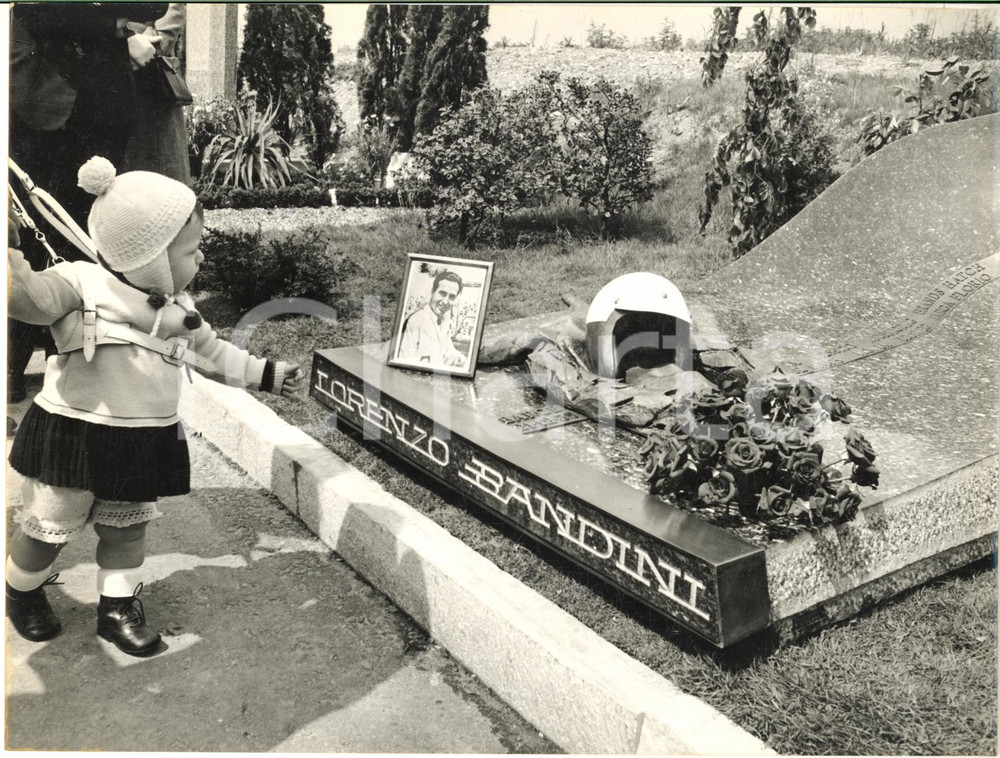 1968 MILANO Cimitero LAMBRATE - Il nipotino sulla tomba di Lorenzo BANDINI *Foto