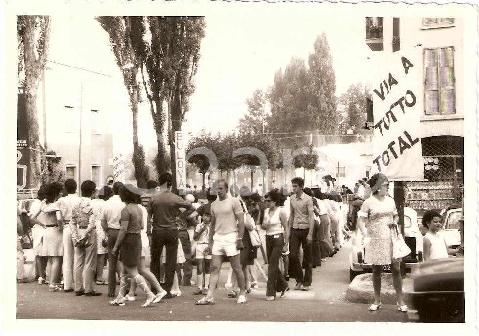 Fotografia d epoca originale 1971 RIVANAZZANO TERME PV Trofeo TOTAL Rally Club OltrepÃ² Pubblico Fotografia 1