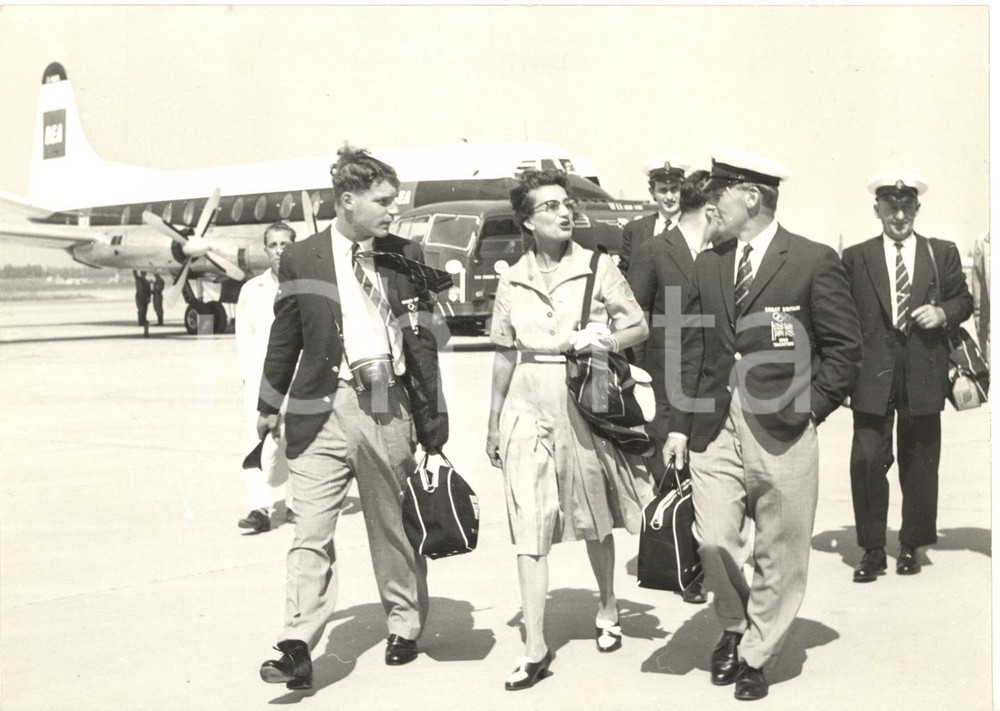 1960 NAPOLI Olimpiadi Vela - La squadra inglese all'aeroporto - Foto 18x13 cm Fotografia d'epoca con didascalia coeva.  CONDIZIONI: G FORMATO: 24x18 cm     originale e autentica 1