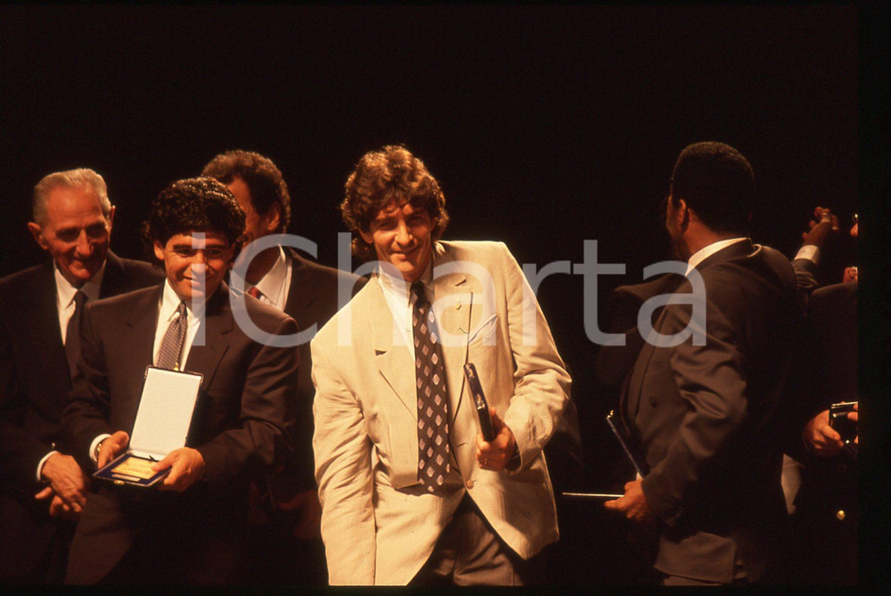 Fotografia d epoca originale 35mm vintage slide 1990 MILANO Gala  ITALIA  90 Diego MARADONA  Premiazione 1