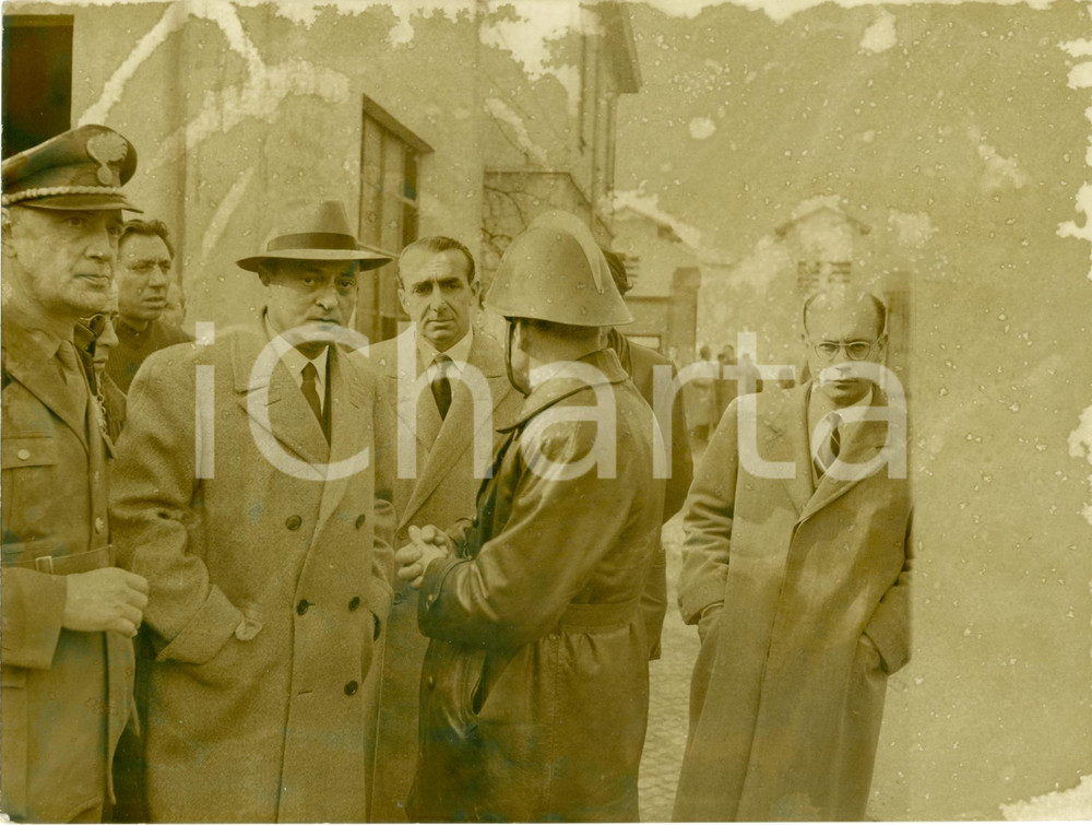 Fotografia d epoca originale 1955 ca MILANO Vigili del fuoco su luogo tragedia VIA MARCHETTI Foto DANNEGGIATA 1