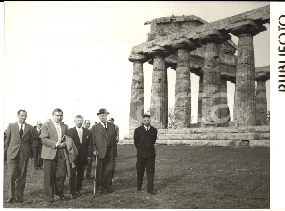 1957 PAESTUM Presidente DDR Theodor HEUSS visita l'area archeologica *Foto  Fotografia d'epoca con didascalia coeva al verso.   CONDIZIONI: G (lievigraffi superficiali) FORMATO: 18x13 cm     originale e autentica 1