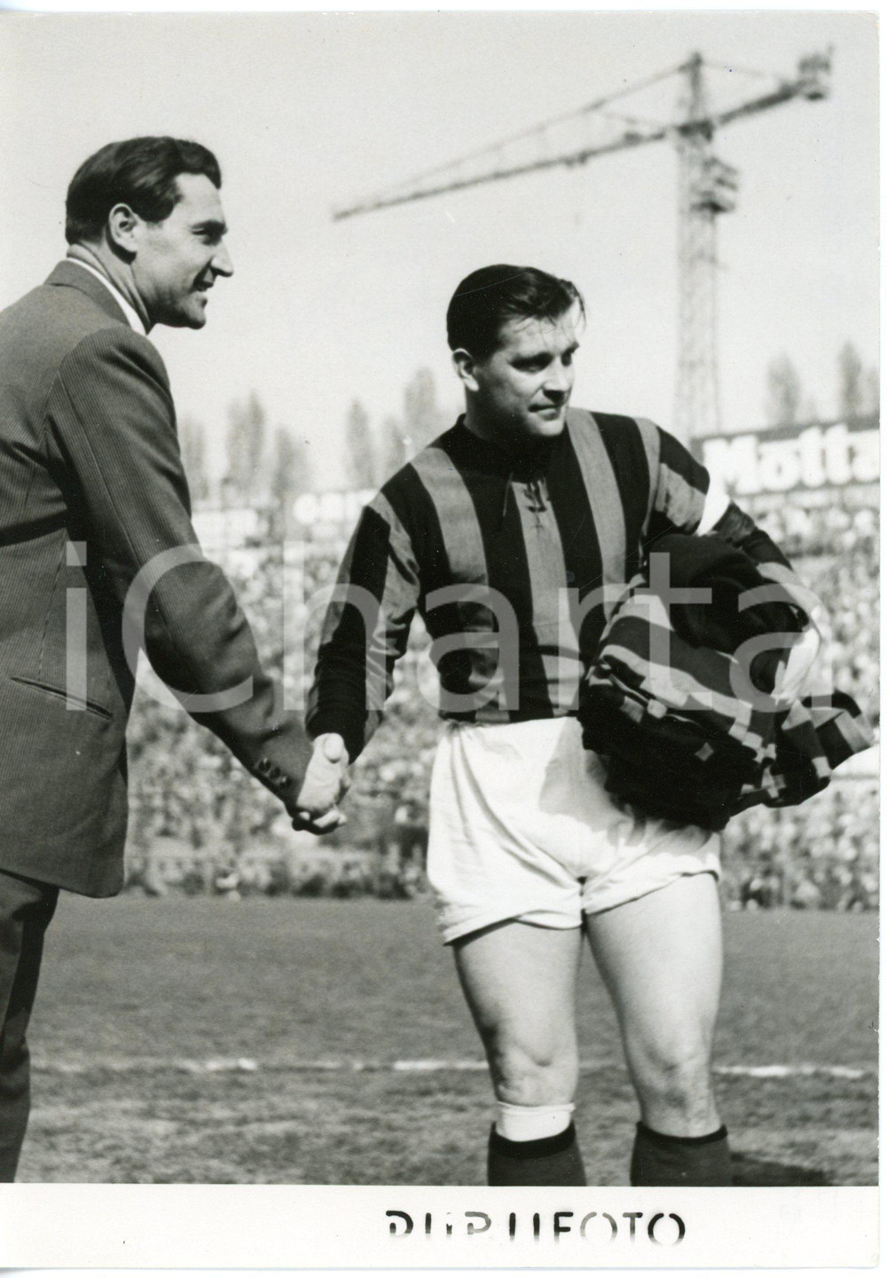 1955 CALCIO MILAN - Adolfo CONSOLINI consegna maglie "MOVIL" a Gunnar NORDAHL