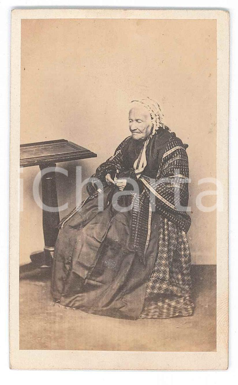Fotografia d epoca originale 1870 ca ITALIA Anziana donna lavora a maglia  Ritratto Fotografia CDV 1