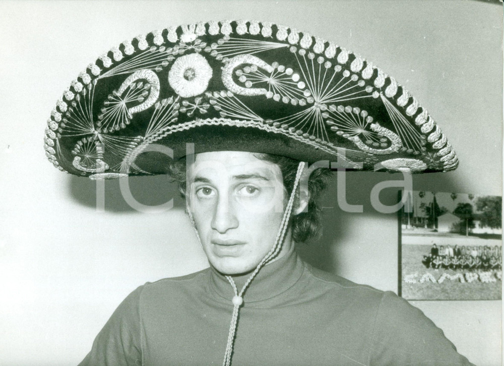 Fotografia d epoca originale 1980 ca MONTEVIDEO URUGUAY Calcio Fernando MORENA con LACOSTE e sombrero 1