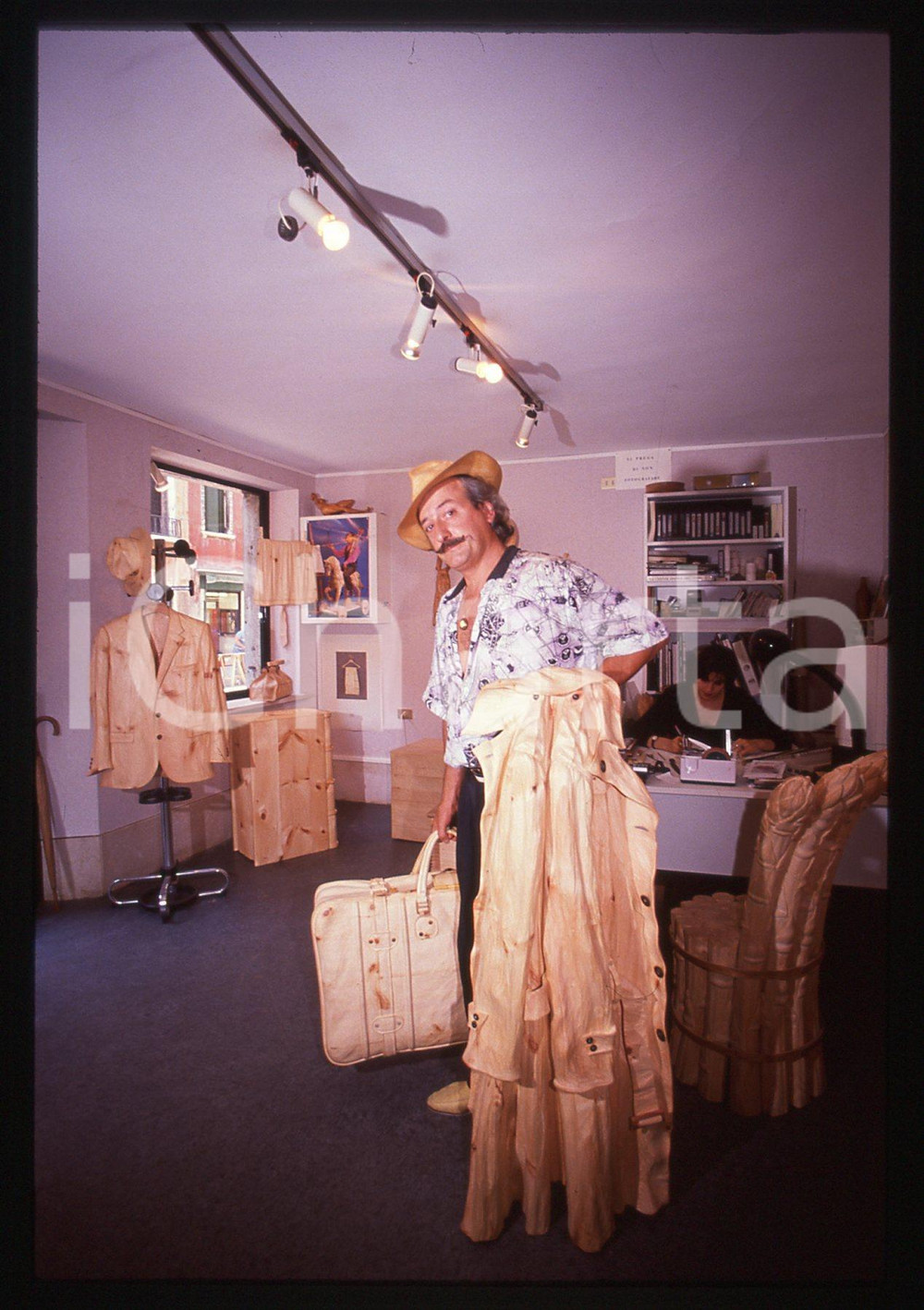 35mm vintage slide* 1990 ca VENEZIA Livio DE MARCHI con sculture in legno 1  Diapositiva d'epoca, in formato 35 mm. CONDIZIONI: GOOD  Tutti i diritti riservati.E' severamente vietata la riproduzione. ICharta mette in vendita, sul negozio eBay e in esclusiva sul sito "icharta" il proprio archivio composto da numerose diapositive e negativi fotografici d'epoca, tutti originali e autentici, che attraversano la storia del costume italiano tra gli la fine degli anni Sessanta e Novanta.Si tratta di uno sguardo inedito sull'attualit&agrave;, la politica, la vita quotidiana, il gossip e la cultura, che fotografa il cambiamento della nazione in quest'ultimo scorcio del XX secolo. Un'occasione unica per il mercato del collezionismo, che vede finalmente disponibile un archivio eccezionale per vastit&agrave;, tematiche e condizioni, in un settore (il negativo fotografico e la diapositiva) di assoluta novit&agrave; e dalle interessanti prospettive di investimento.  originale e autentica 1