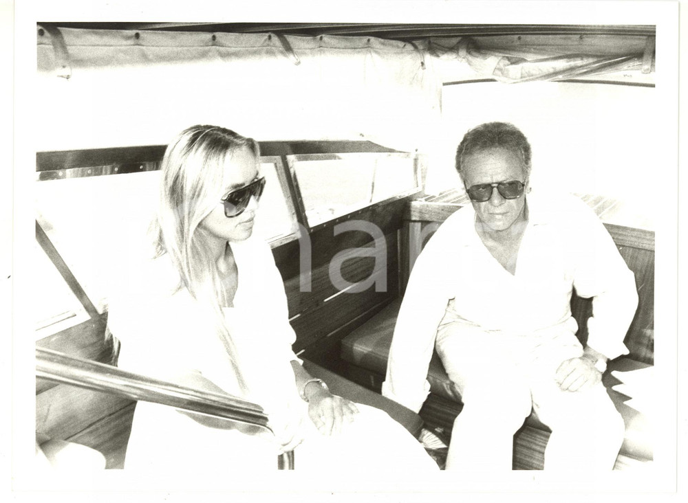 1990 ca COSTUME ITALIA Johnny DORELLI in motoscafo con Gloria GUIDA *Foto 24x18