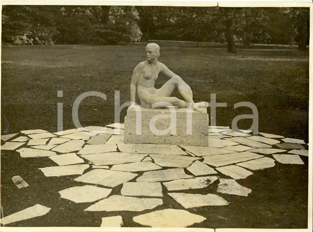 Fotografia d epoca originale 1935 ca BERLIN Statua di Josef THORAK nel parco SCHLESISCHER BUSCH Fotografia 1