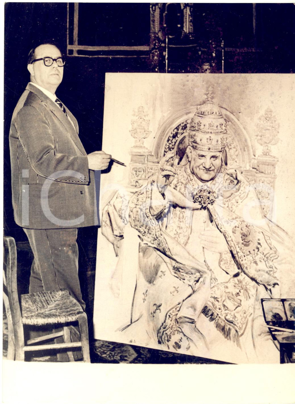 1959 ROMA Pittore Aldo RAIMONDI lavora al ritratto di papa Giovanni XXIII *Foto Fotografia d'epoca con didascalia coeva al verso. CONDIZIONI: G (ma lieve piegatura angolare)FORMATO: 13x18 cm     originale e autentica 1