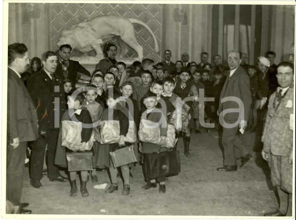 Fotografia d epoca originale 1932 MILANO Gruppo rionale BARACCA distribuisce divise lana a BALILLA Foto 1