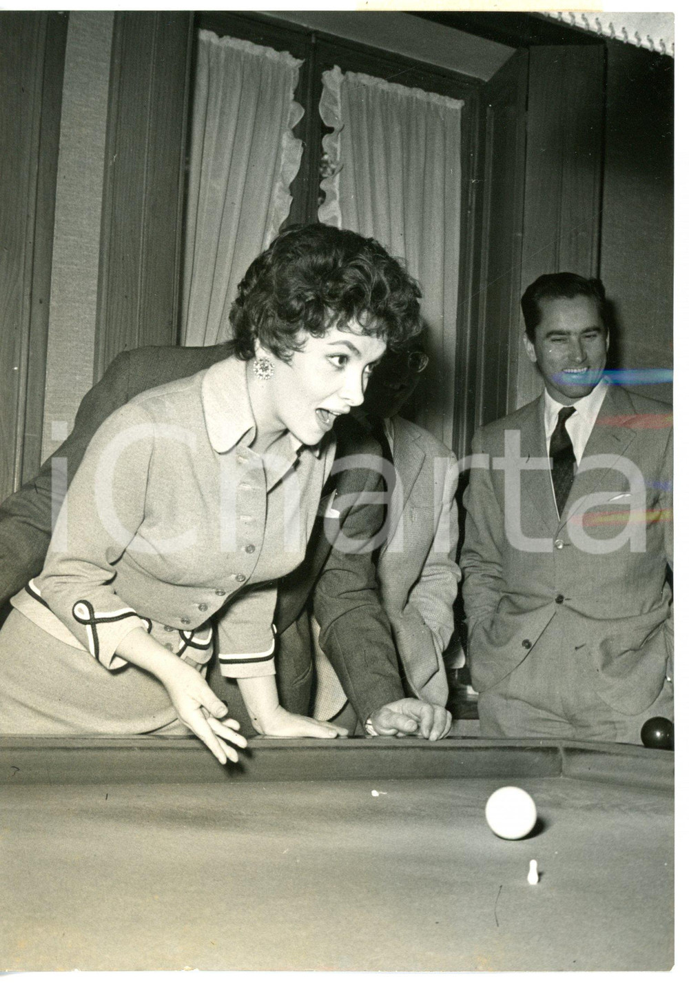 1956 PINO TORINESE Gina LOLLOBRIGIDA al biliardo della villa del comm. RIVELLA Fotografia d'epoca con didascalia coeva.  CONDIZIONI: FAIR (ondulatura al margine destro) FORMATO: 13x18 cm     originale e autentica 1