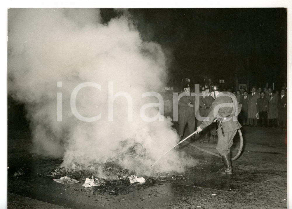 1956 MILANO Vigili del fuoco estinguono incendio dopo manifestazione studentesca