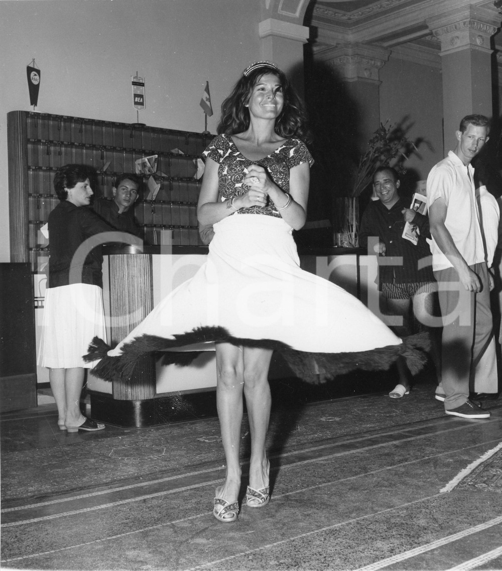 1961 SPOTORNO Attrice Eva BARTOK in albergo - Foto vintage 18x20 cm 1961Fotografia vintage rara d'epoca.Timbro archivio Publifoto Genova al verso.FORMATO: 18x20 cm CONDIZIONI: G (lievi difetti di stampa)ICHARTA mette in vendita le stampe vintage della collezione Publifoto Genova, per la maggior parte inedita o in tiratura di pochi esemplari. Si tratta di un'ottima opportunit&agrave; di investimento per i collezionisti di fotografie d'epoca.    originale e autentica 1