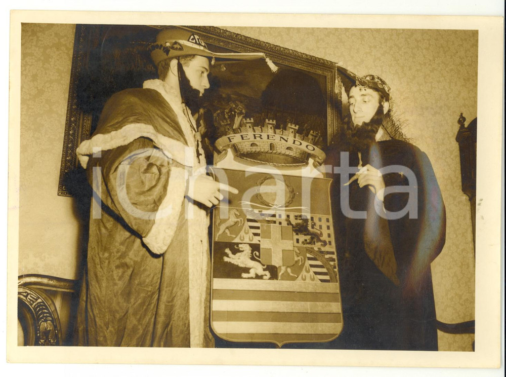 Fotografia d epoca originale 1957 TORINO  GOLIARDIA Stendardo di CUNEO rubato da studenti torinesi Foto 1