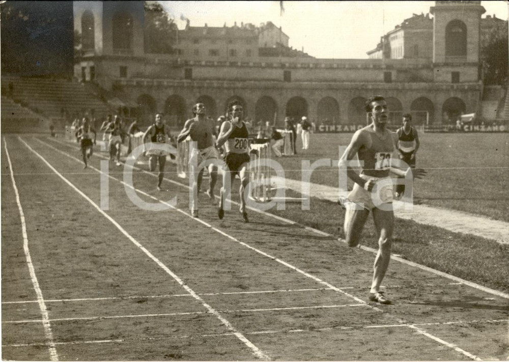 Fotografia d'epoca originale 1940 MILANO Gioacchino DORASCENZI vince gli 800 metri 1