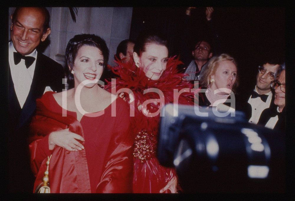 35mm vintage slide* 1989 NEW YORK Audrey HEPBURN Liza MINELLI CFDA Awards (1)