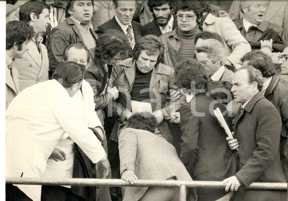Fotografia d epoca originale 1980 ca CALCIO SERIE A Soccorsi a un tifoso aggredito Foto 22x30 cm 1
