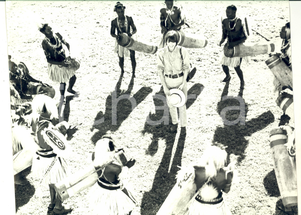 Fotografia d epoca originale 1980 ca AFRICA Attrice nel cerchio di una danza tradizionale Foto 30x21 cm 1