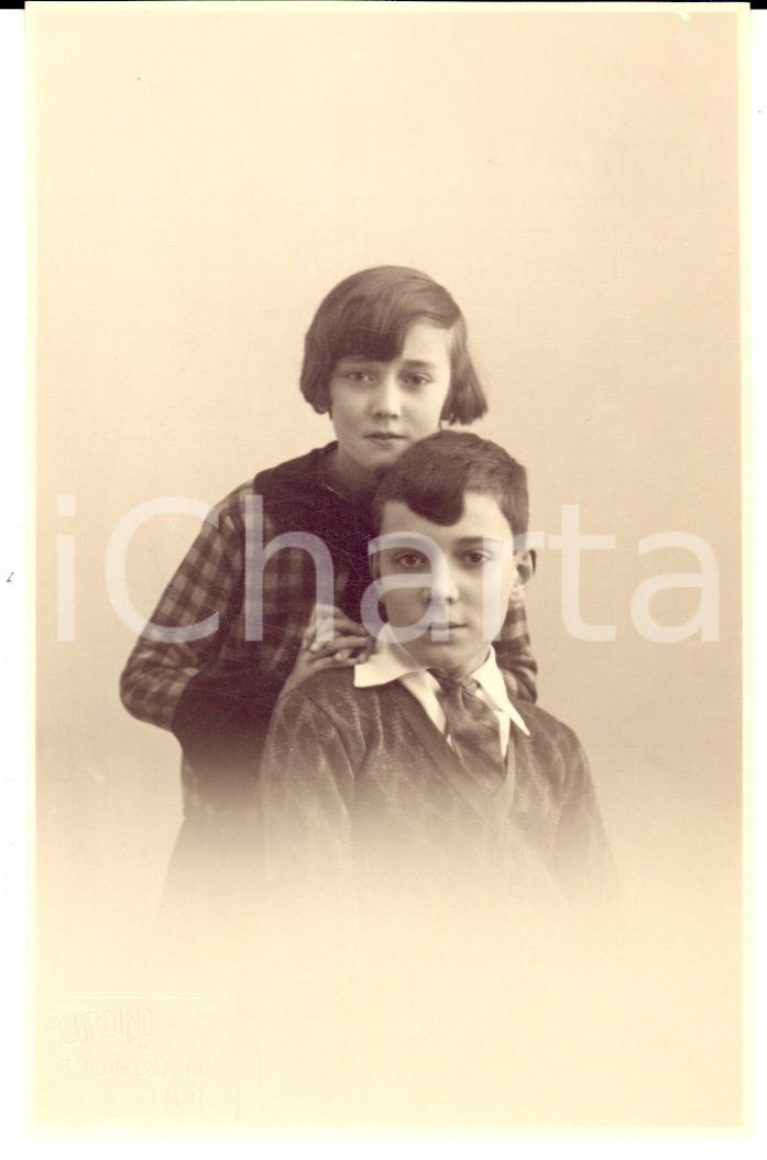 Fotografia d epoca originale 1920 ca TUNISI Coppia di fratellini in posa Fotografia SCORDINO FP NV 1