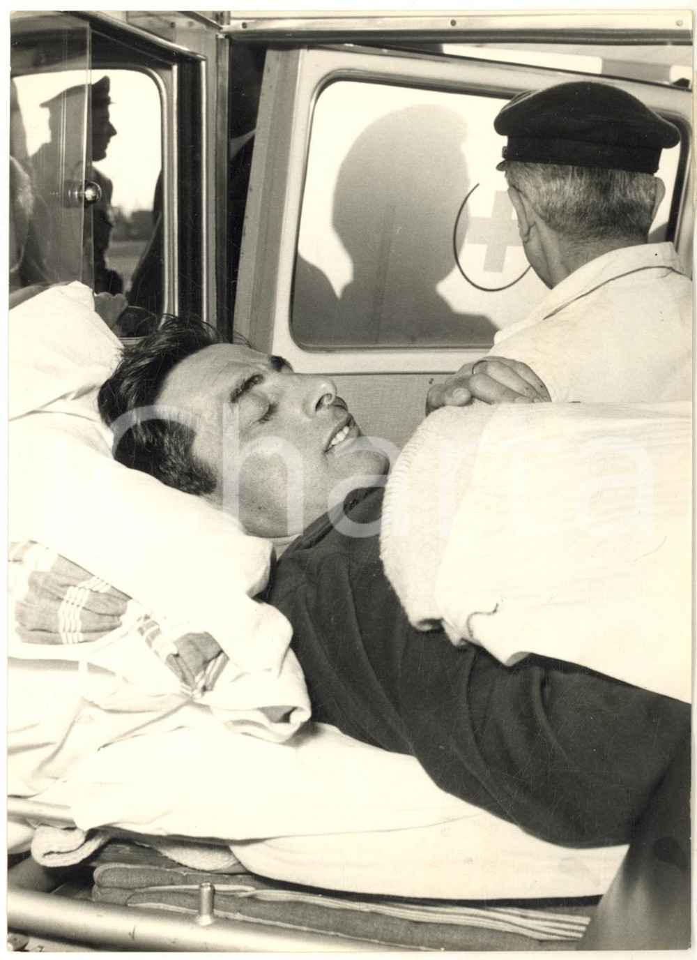 1957 MILANO MALPENSA Fausto COPPI trasportato in ambulanza all'atterraggio *Foto