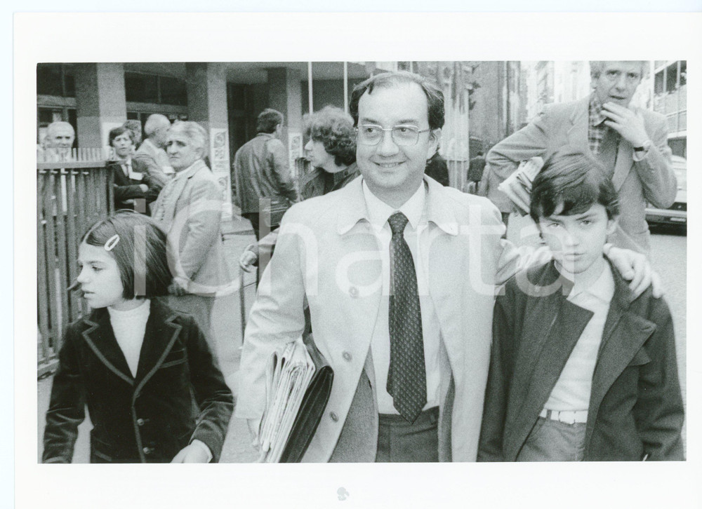 1990 ca MILANO Carlo TOGNOLI a passeggio con i figli *Foto VINTAGE 24x18 cm