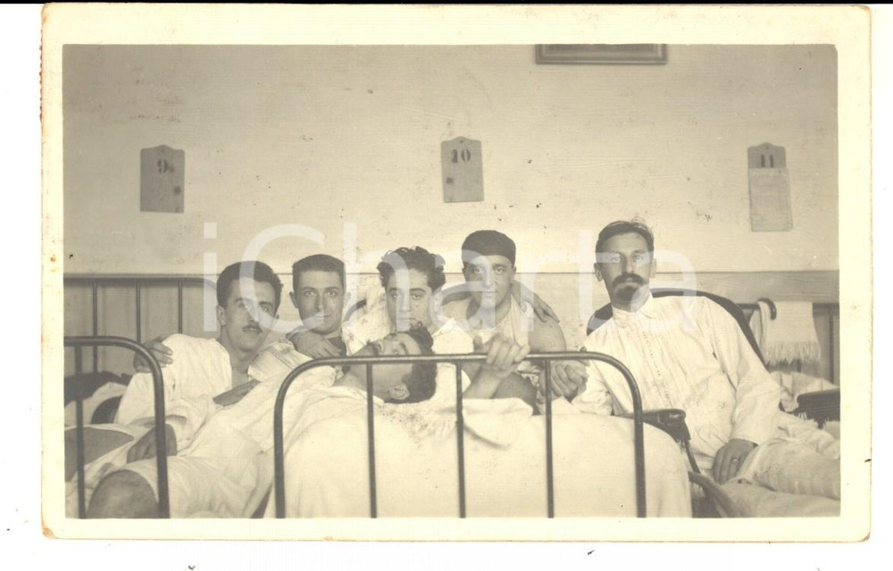Fotografia d epoca originale 1917 WW1 GENOVA Ospedale di guerra  Alessandro MASSABO  tra soldati feriti FOTO 1