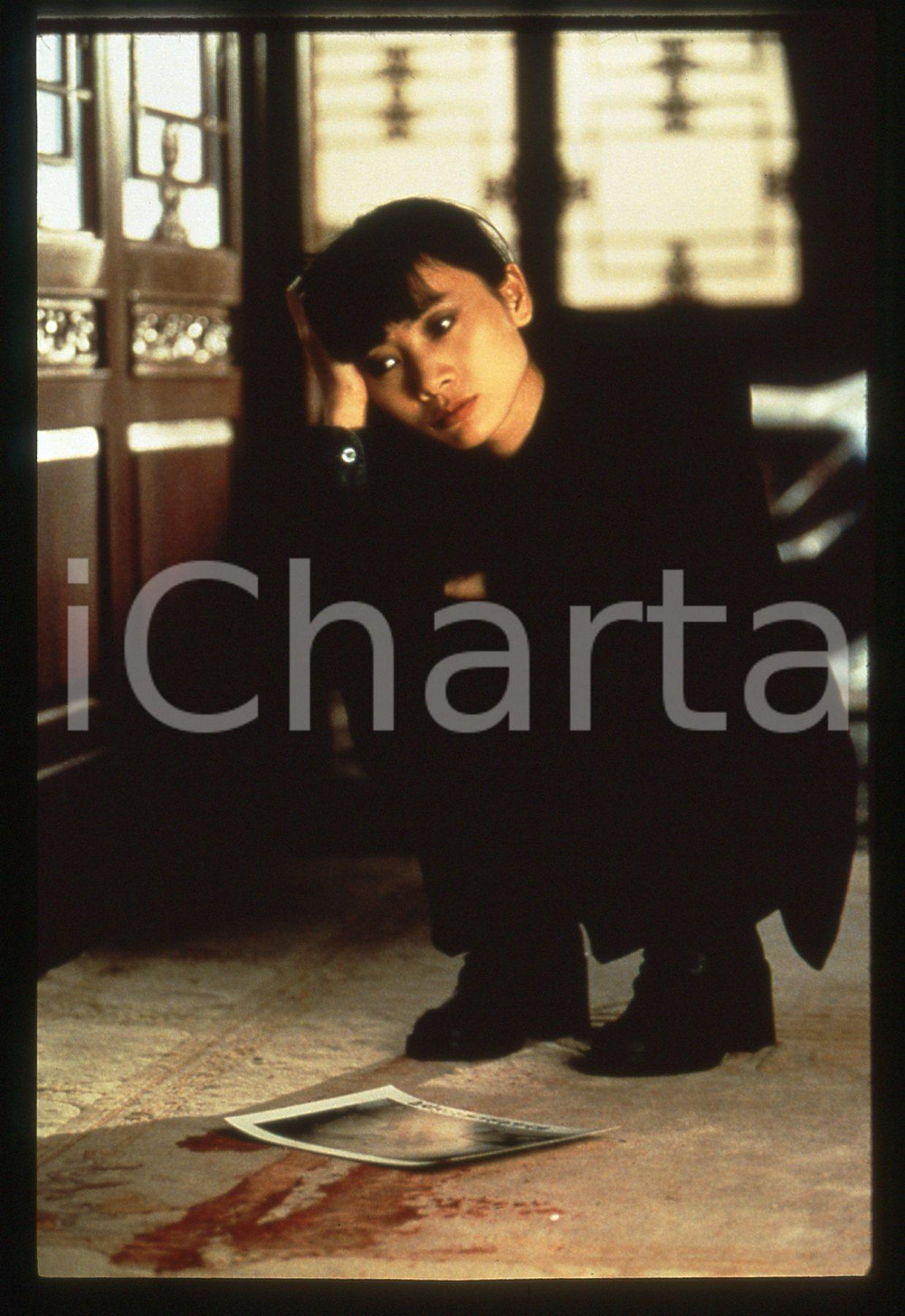 35mm vintage slide* 1997 Film RED CORNER - Bai LING in una scena (1)   Diapositiva d'epoca, in formato 35 mm.  CONDIZIONI: GOOD   Tutti i diritti riservati.E' severamente vietata la riproduzione.  ICharta mette in vendita, sul negozio eBay e in esclusiva sul sito "icharta" il proprio archivio composto da numerose diapositive e negativi fotografici d'epoca, tutti originali e autentici, che attraversano la storia del costume italiano tra gli la fine degli anni Sessanta e Novanta.Si tratta di uno sguardo inedito sull'attualit&agrave;, la politica, la vita quotidiana, il gossip e la cultura, che fotografa il cambiamento della nazione in quest'ultimo scorcio del XX secolo. Un'occasione unica per il mercato del collezionismo, che vede finalmente disponibile un archivio eccezionale per vastit&agrave;, tematiche e condizioni, in un settore (il negativo fotografico e la diapositiva) di assoluta novit&agrave; e dalle interessanti prospettive di investimento.   originale e autentica 1