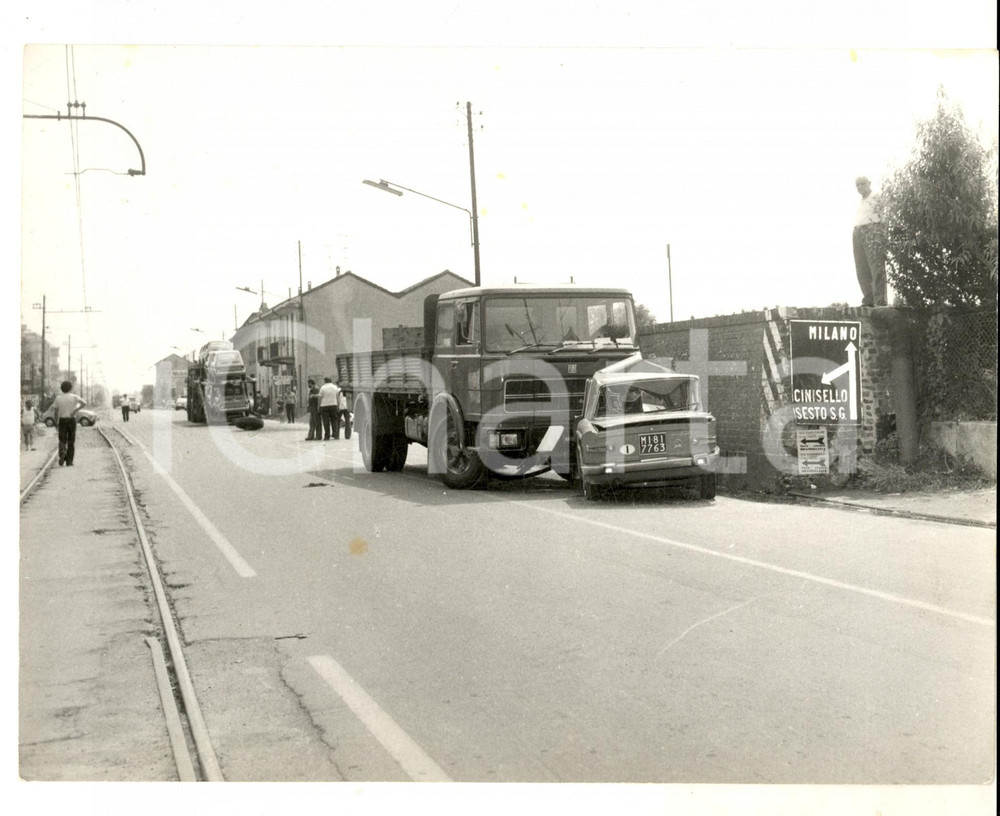 Fotografia d epoca originale 1970 ca NOVA MILANESE Incidente tra auto e camion FIAT Foto 24x18 1