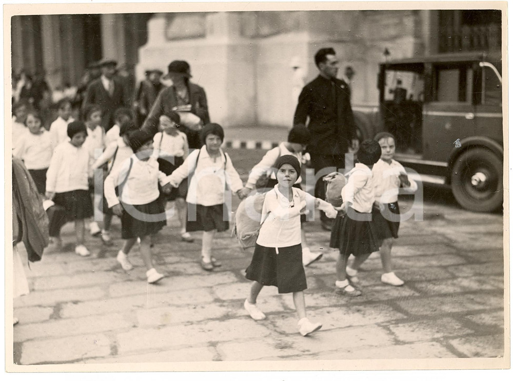 Fotografia d'epoca originale 1934 Milano, arrivo Balilla e Piccole Italiane dal mare 1