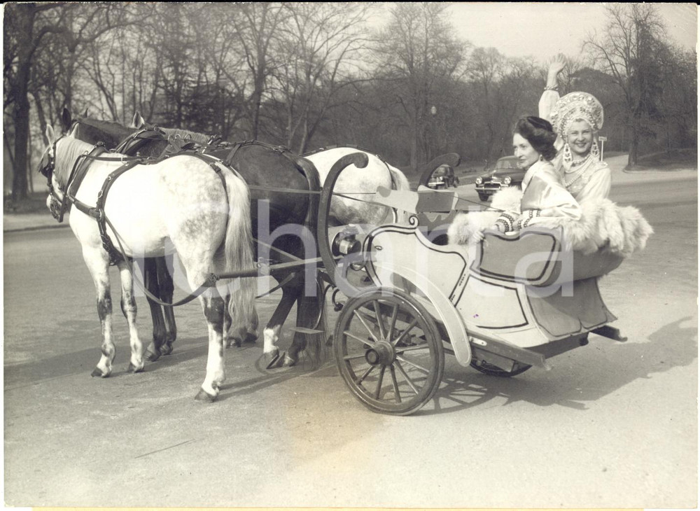 1953 PARIS BOIS DE BOULOGNE Vava YAKOWA festeggia la naturalizzazione francese