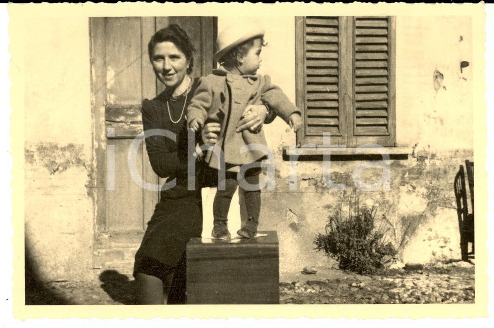 Fotografia d epoca originale 1940 ca MILANO Madre con la figlia nel cortile di casa  Foto VIGANO  VINTAGE 1