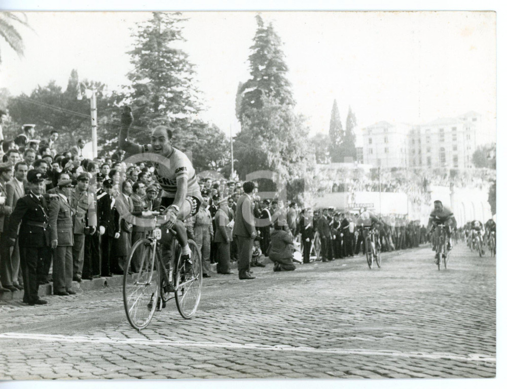 1957 FRASCATI - CICLISMO GIRO D'ITALIA Miguel POBLET taglia il traguardo *Foto