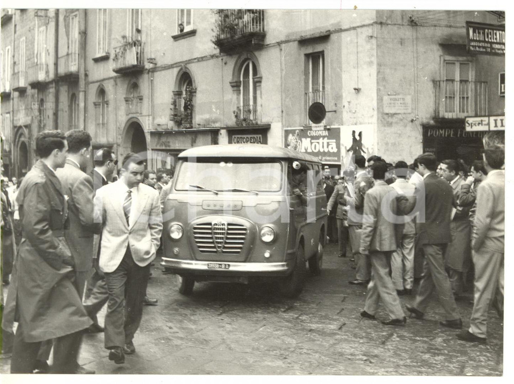 1959 NAPOLI - MAFIA Arrivo di Assunta "Pupetta" MARESCA su furgoncino ALFA ROMEO