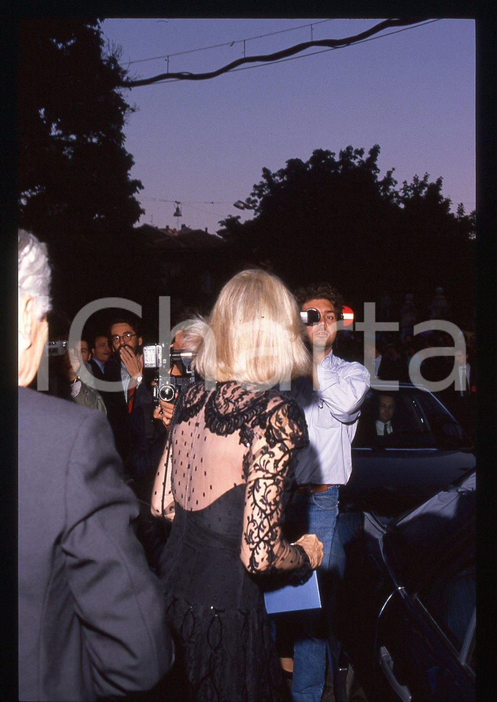 35mm vintage slide* 1990 ca COSTUME - Linda EVANS paparazzata mentre scende auto