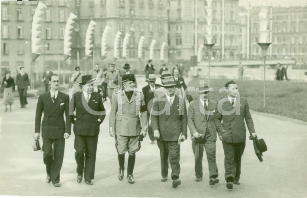 Fotografia d epoca originale 1934 NAPOLI Attilio TERUZZI visita Mostra Arte Coloniale al CASTEL NUOVO Foto 1