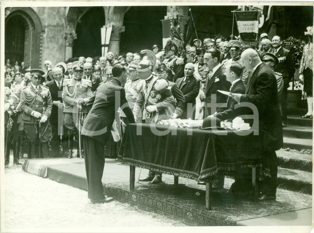 Fotografia d epoca originale 1932 MILANO Duca di BERGAMO premia Comm. BONOMI Cortile della ROCCHETTA Foto 1