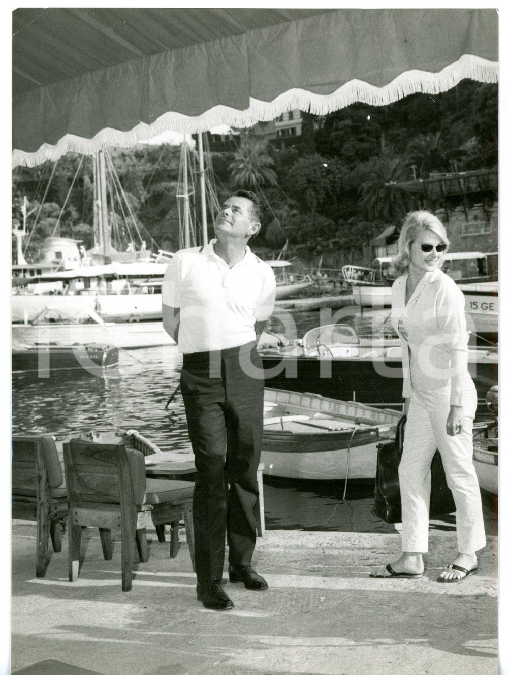 1962 PORTOFINO Glenn FORD con Hope LANGE a passeggio sul molo *Foto 13x18 cm Fotografia d'epoca con didascalia coeva al verso. CONDIZIONI: GFORMATO: 13x18 cm     originale e autentica 1