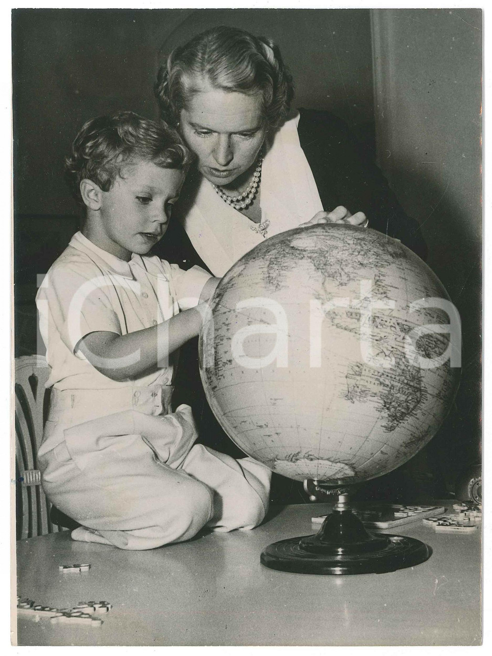 1950 SWEDEN 4-year-old Crownprince Carl Gustav with his mother Princess Sibylla  Fotografia d'epoca, con didascalia al verso.  FAIR/discreto lievi piegature angolari Formato: 15x20 cm originale e autentica 1