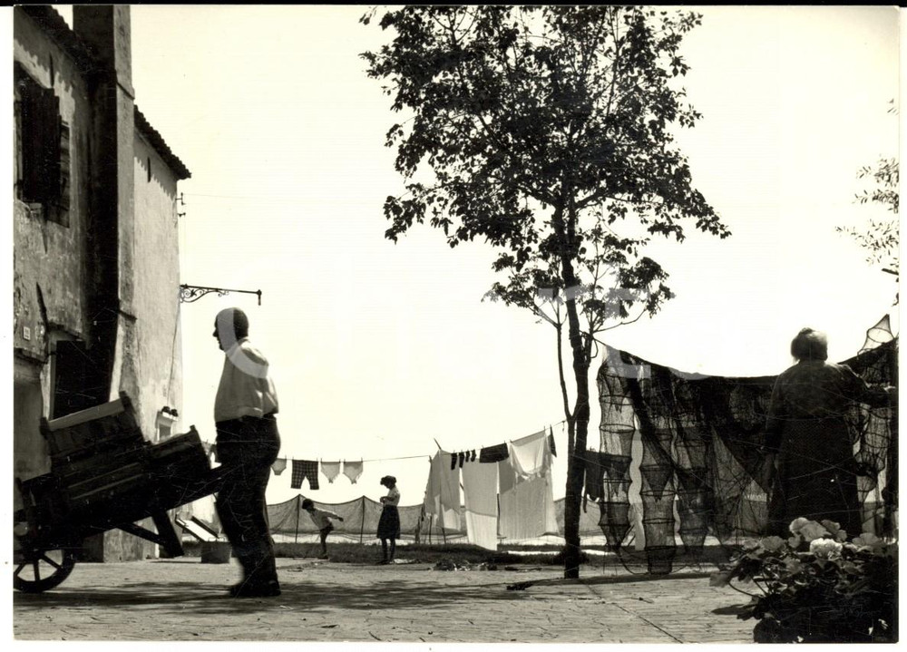 Fotografia d epoca originale 1957 VENEZIA Famiglia stende reti e bucato al sole Foto ARTISTICA 15x10 cm 1