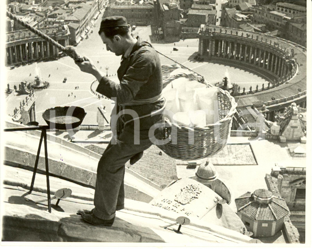 Fotografia d epoca originale 1936 CITTA  DEL VATICANO Sampietrino prepara illuminazione Basilica SAN PIETRO 1