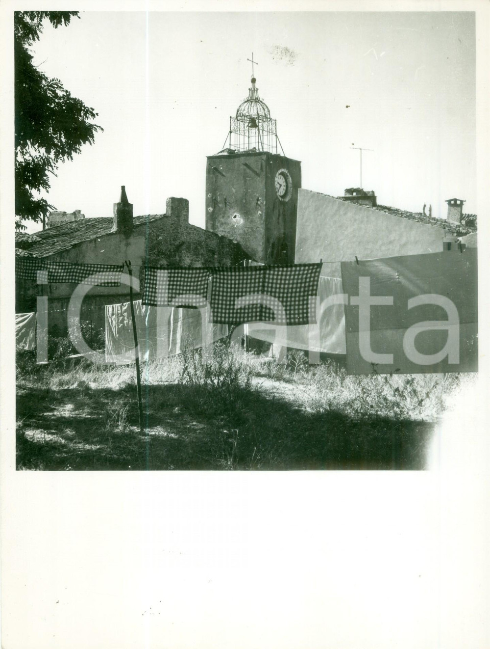 Fotografia d epoca originale 1960 ca FRANCE Panni stesi ad asciugare in una chiesetta di campagna Fotografia 1