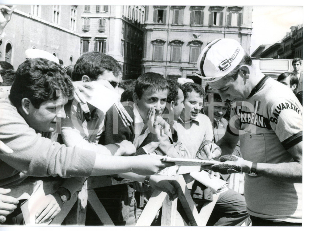 1967 CICLISMO - GIRO D'ITALIA Felice GIMONDI firma autografi ai fan *Foto 18x13
