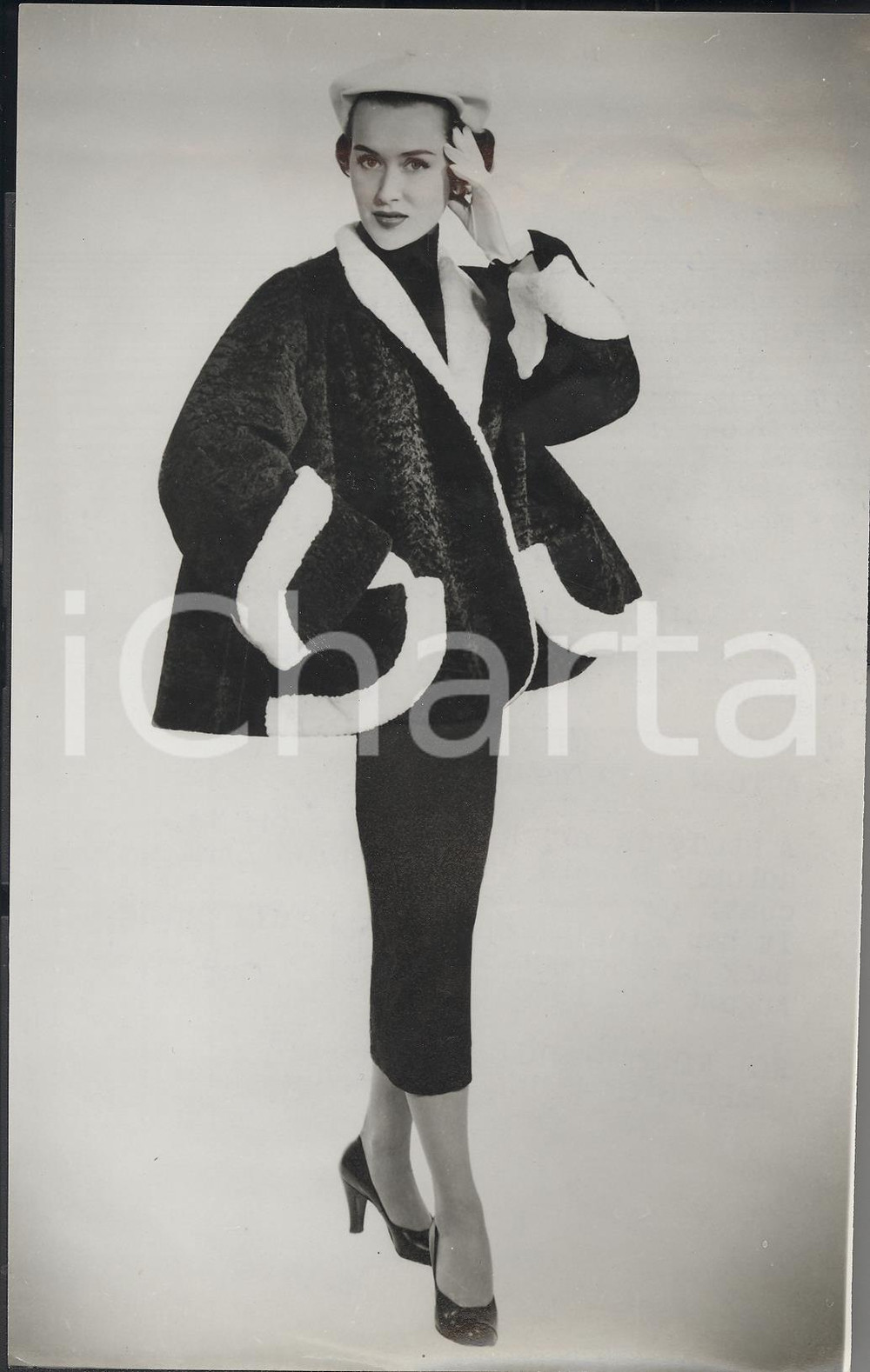 Fotografia d epoca originale 1953 LONDON Model wears black and white Tescan Embros Lamb coat Photo Fashion 1