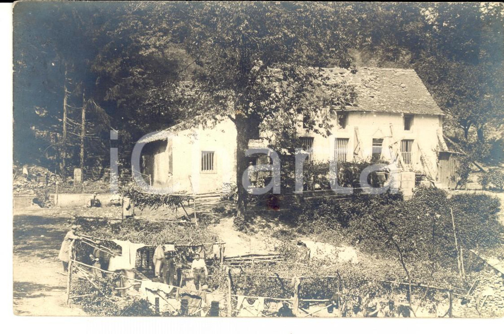 Fotografia d epoca originale 1915 ca WW1 FRANCE Ufficiali di fanteria stendono il bucato in una cascina Foto 1